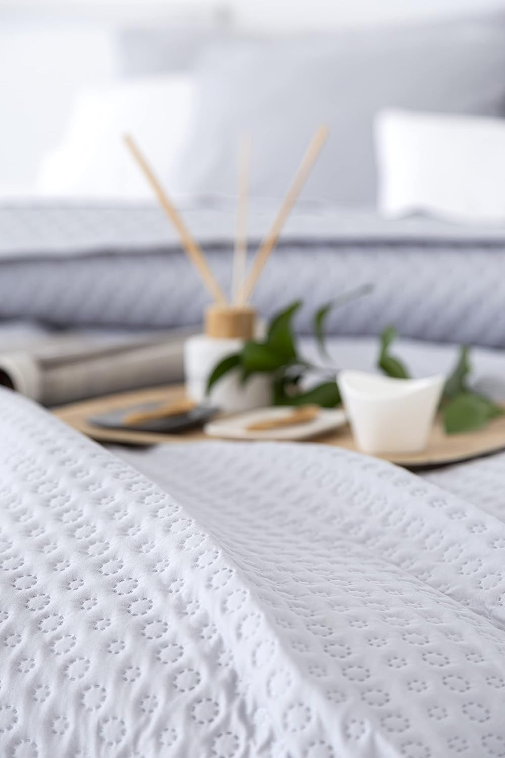 Todocama Fine Boutique Tagesdecke mit Piqué-Muster, für Frühling, Sommer, Herbst und Winter, 100 % superweiche Mikrofaser, Multifunktionsdecke, 140/150/160–250 x 260 cm, hellgrau. Betten und Decken Beuche den Todocama-Store