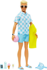 Barbie Ken - păpușă blondă cu cămașă albastră și costum de baie, accesorii de plajă și minge de plajă pentru jocuri creative, pentru copii de la 3 ani, HPL74 Papusi Naty Shop Plaja Ken