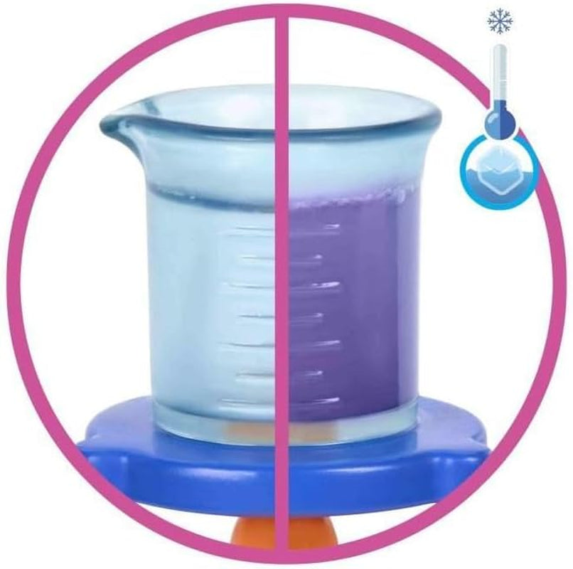 Păpușa Barbie Savantă și accesorii cu păpușă blondă la modă, masă de laborator, microscop, pahar care își schimbă culoarea și vas Petri, JCR70