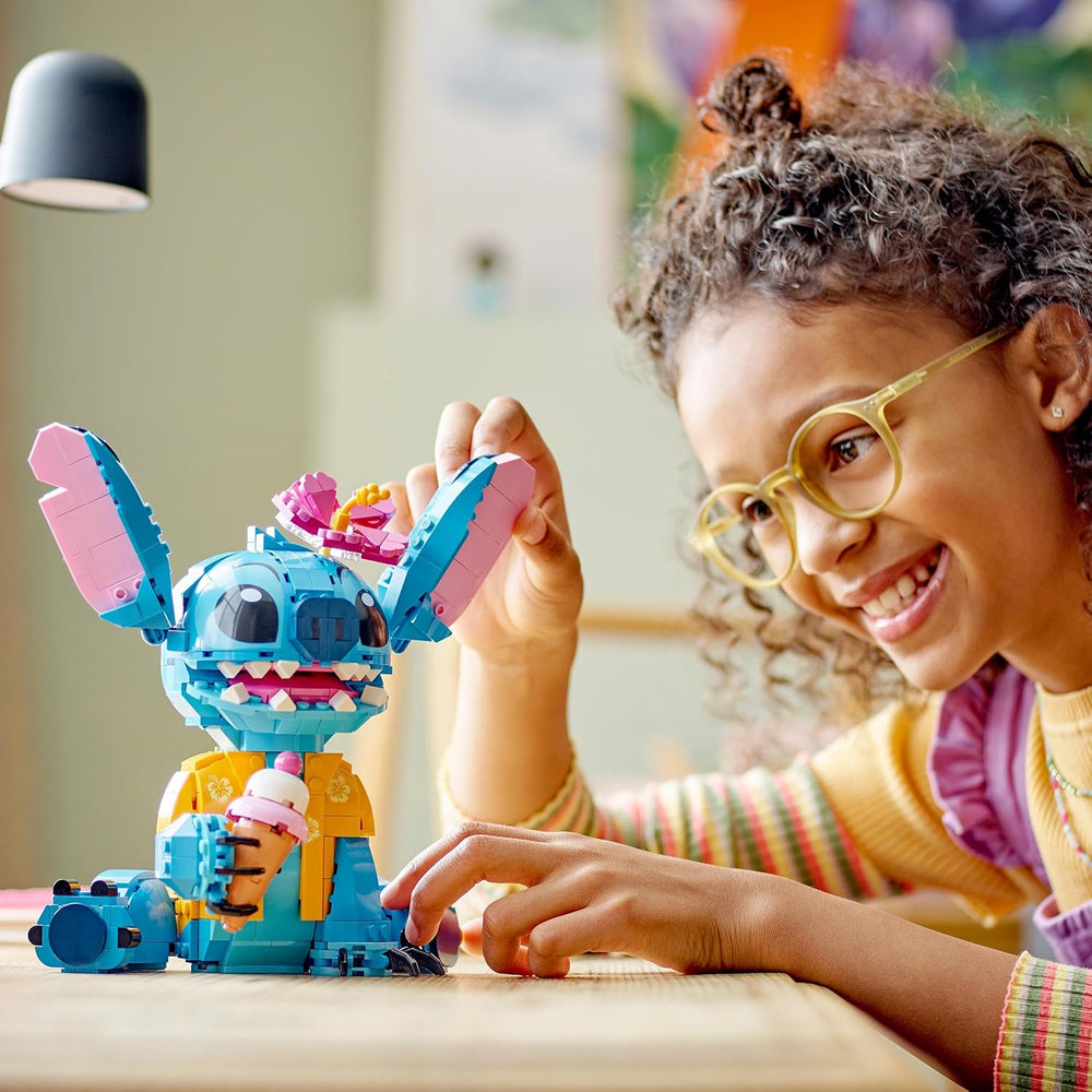LEGO | Disney Stitch Spielzeug – Figur zum Spielen und Sammeln mit einer Eistüte und einer dekorativen Blume – Geschenk für Mädchen, Jungen und Lilo & Stitch Filmfans ab 9 Jahren – 43249