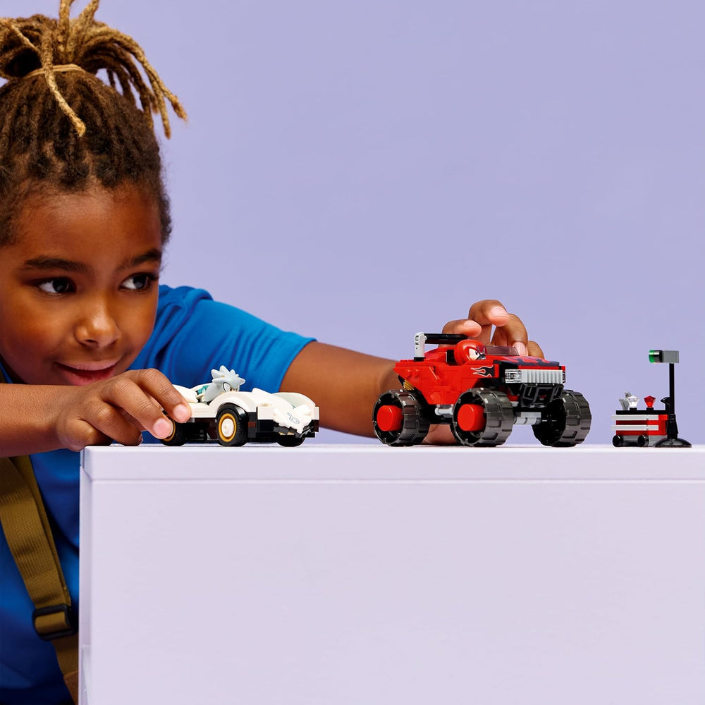 LEGO Sonic the Hedgehog Silvers Auto Vs. Knuckles' Monstertruck – Kinderspielzeug mit 2 Flitzern und 2 Minifiguren – Geschenk für Jungen und Mädchen ab 8 Jahren – Sonic Fanartikel für Gamer – 77118