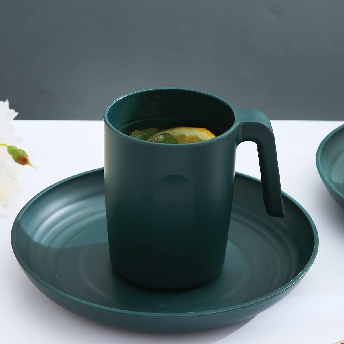 Set de veselă Kyraton din plastic incasabil și reutilizabil, format din 16 piese. Farfurii, căni, boluri și vase ușoare. Ușor de transportat și de curățat. Fără BPA. Pentru 4 persoane.