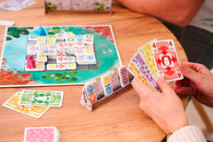 Zoch Ananda – Ein strategisches Brettspiel mit meditativen Einflüssen, Tempelbau mit Taktiken, Mönche meditieren in farbigen Bereichen, Sammeln von Karma-Punkten, Familienspiel ab 10 Jahren.