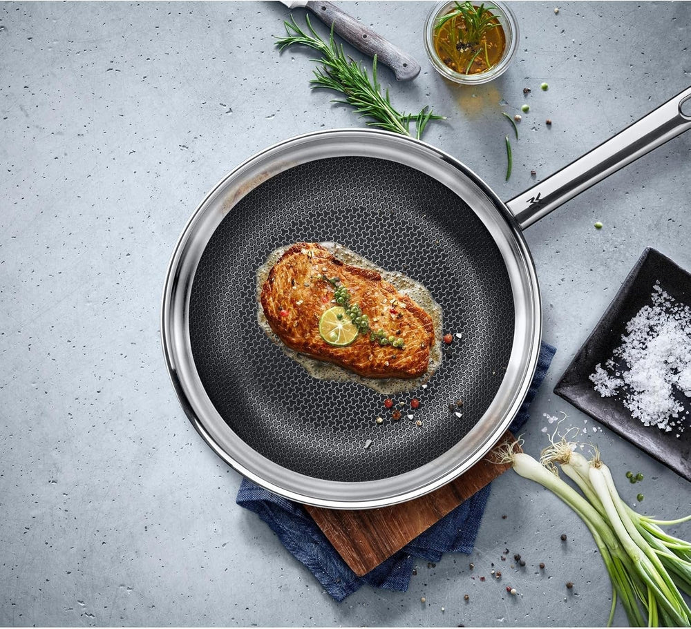 WMF Profi Resist Induktionspfanne 24 cm, Material mit Mehrschichtbeschichtung, Wabenstruktur, Edelstahlgriff, ofenfeste Töpfe und Pfannen Naty Shop