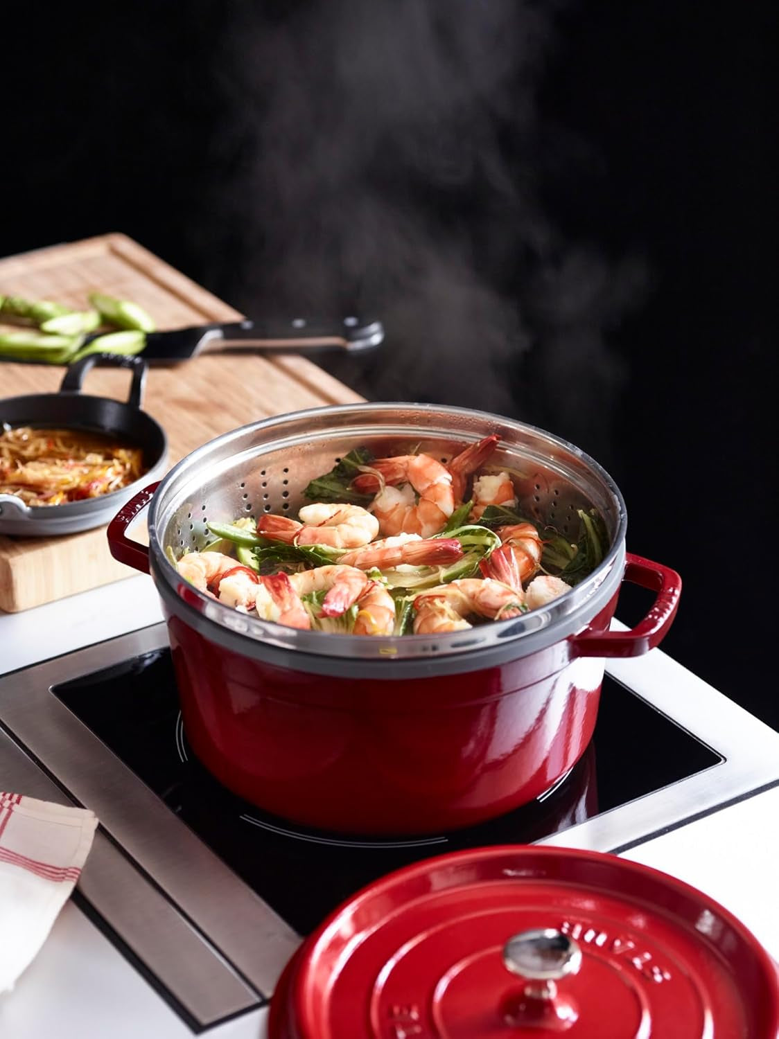 STAUB Gusseisen Bräter/Cocotte, Mit Dämpfeinsatz Aus Edelstahl, Rund 26 Cm, 5,2 L, Aromaregen Funktion Für Optimale Befeuchtung, Für Alle Herdarten Inkl. Induktion & Backofen, Kirschrot, Rot Formen und Backbleche zum Backen Naty Shop