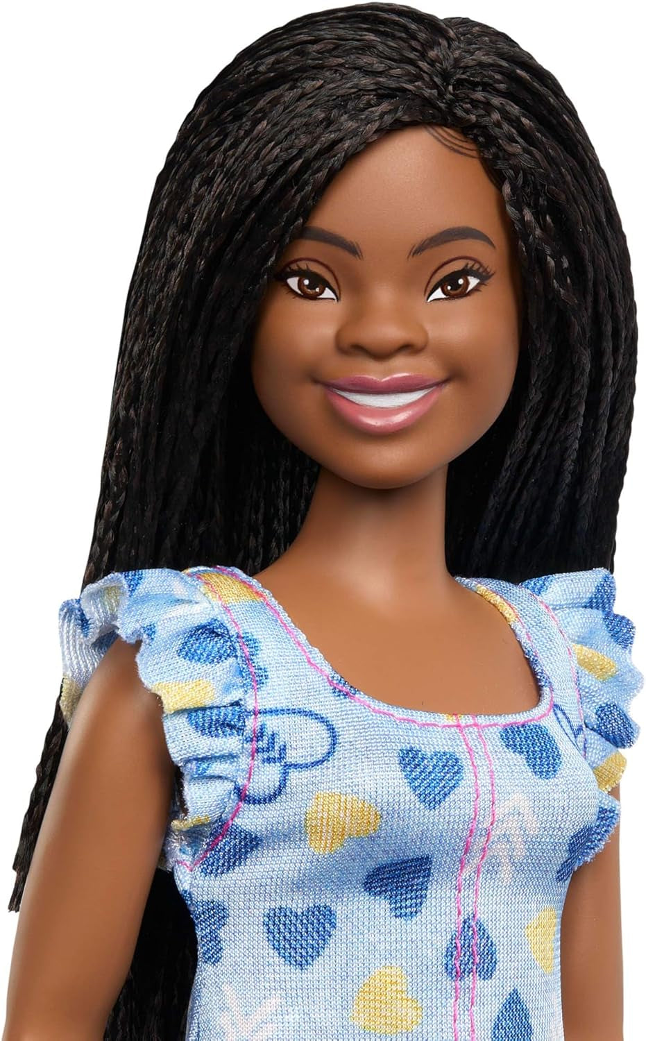Păpușa Barbie Fashionistas nr. 229 cu sindrom Down, într-o rochie cu model de inimă, dezvoltată în colaborare cu Societatea Națională pentru Sindromul Down, HYK14