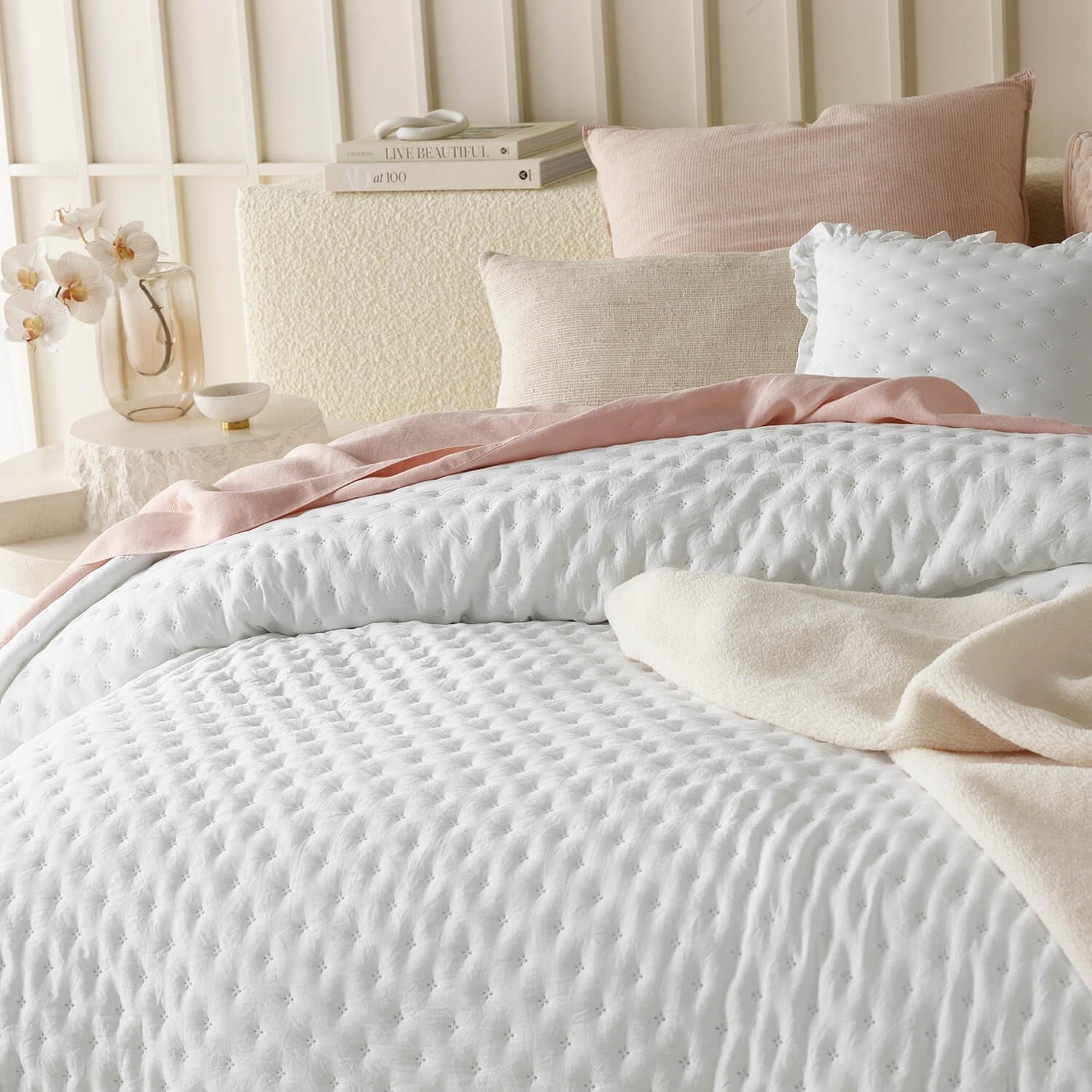 ROOM99 Molly elegante Tagesdecke in Weiß, 240 x 260 cm, vielseitige Tagesdecke als Tagesdecke oder Sofaüberwurf, Decke für Bett und Sofa, Deckenstil, ideal als Tagesdecke, Betten und Decken. Beuche den ROOM99-Store