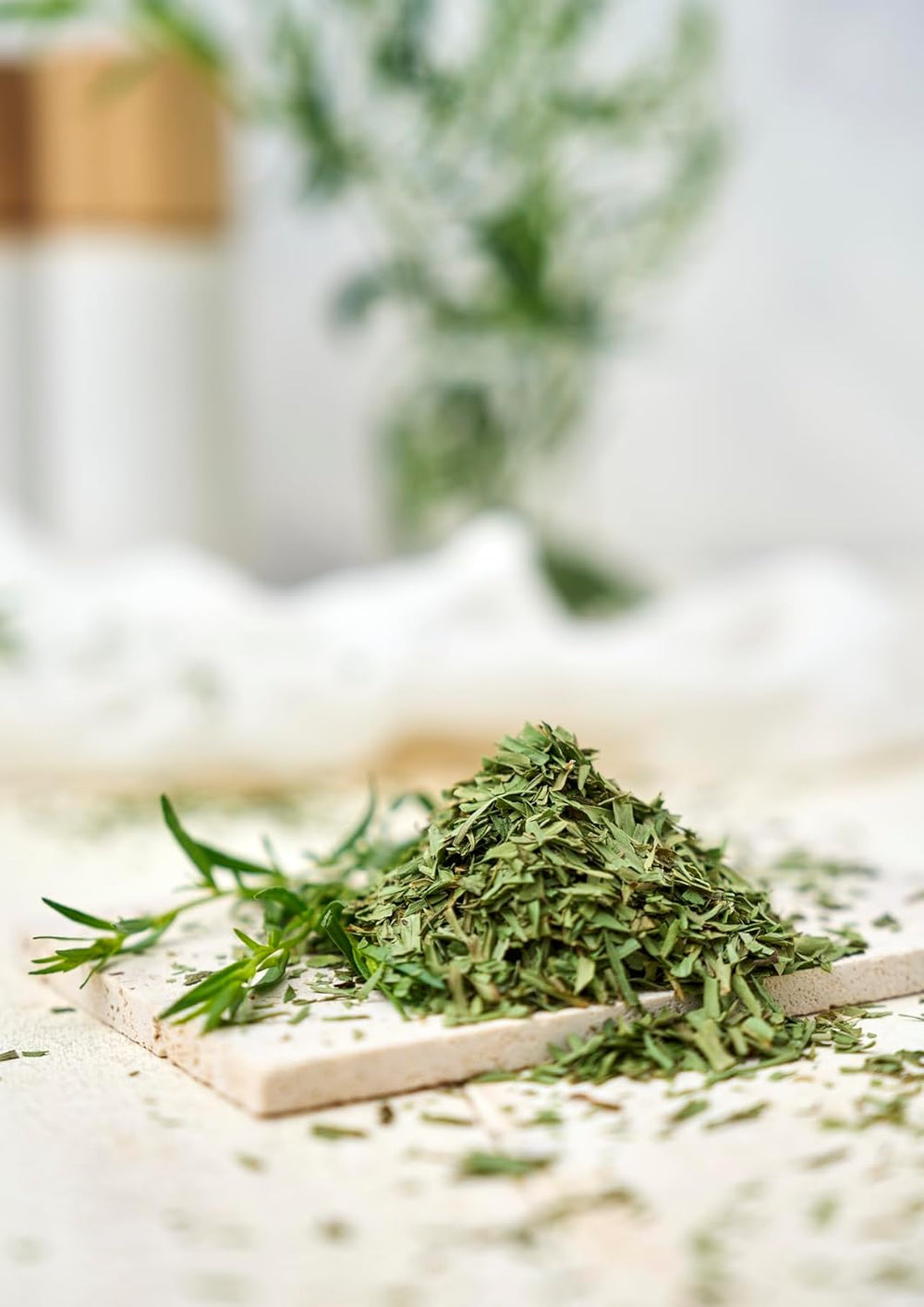 Fuchs Gewürze - Estragon gerebelt - französisches Kraut zur Verfeinerung von Saladen, Sauce Hollandaise oder Rührei - natürliche Zutaten - 10 g in wiederverwendbarer, recyclebarer Dose