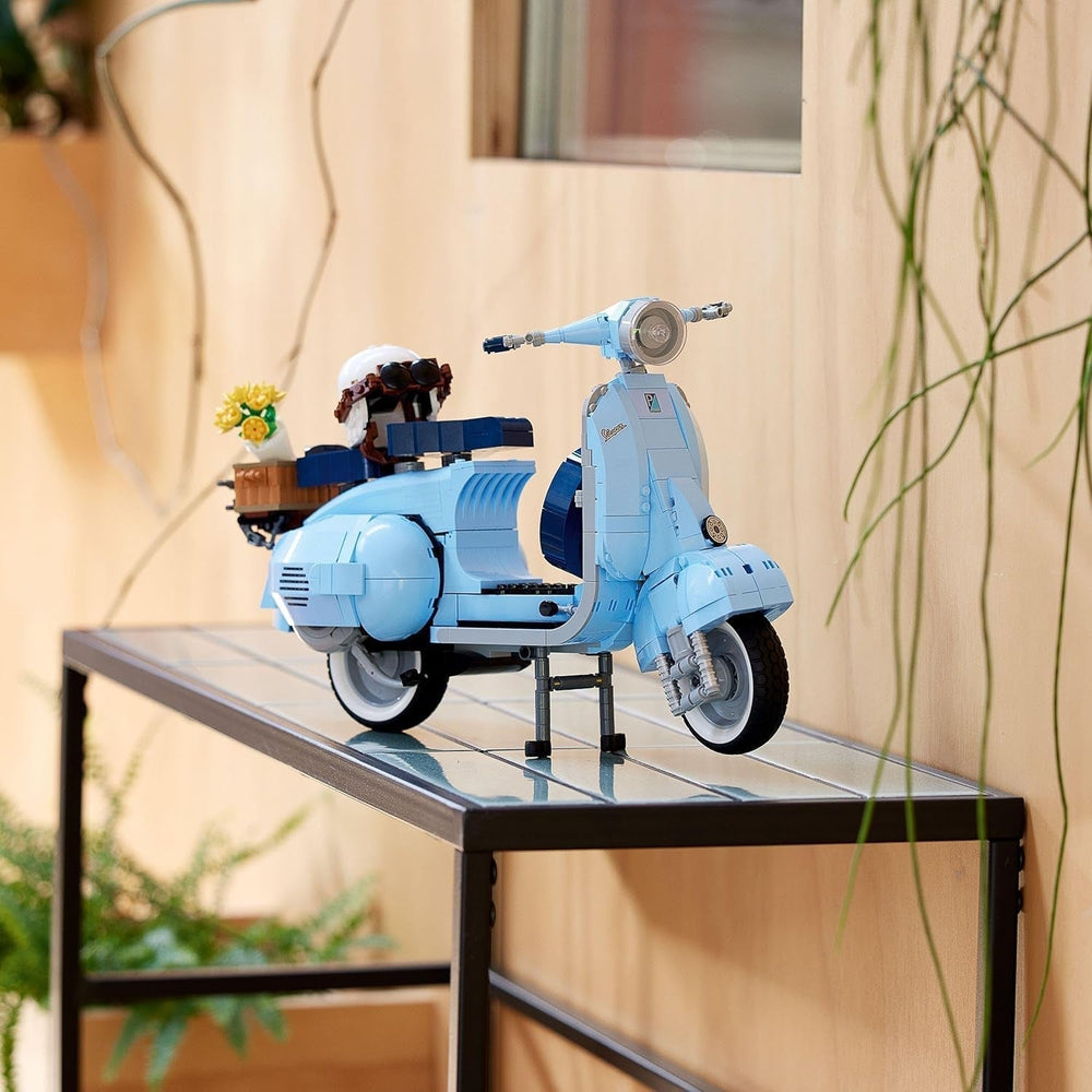 LEGO Icons Vespa 125, baubares Motorradmodell, italienischer Vintage-Roller, Modellbausatz für Erwachsene, Ausstellungsstück als Raumdekoration, Geschenke für Frauen und Männer 10298 Bausätze Besuchen Sie den LEGO-Store