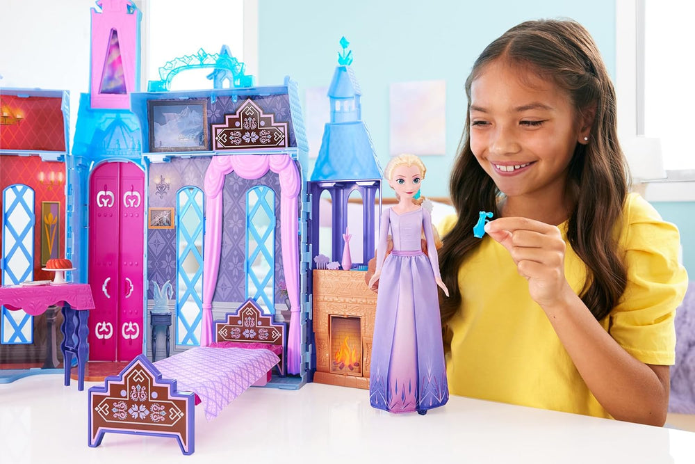 Mattel Disney Frozen - Casă de păpuși Castelul Arendelle (60 cm+) cu păpușa Elsa, 4 locuri de joacă și 15 piese de mobilier și accesorii din filmul Disney Frozen II, HLW61