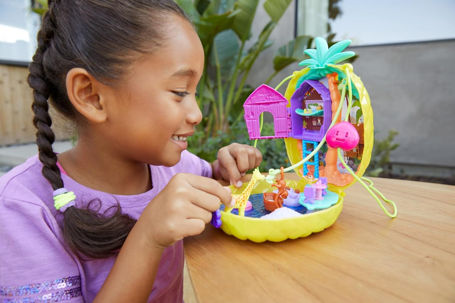 Polly Pocket GKJ64 - Cutie de buzunar cu ananas, portabilă, cu 8 funcții distractive, păpușile Polly și Purple, 2 accesorii și foaie de autocolante; jucărie pentru copii de 4 ani și peste Papusi Naty Shop