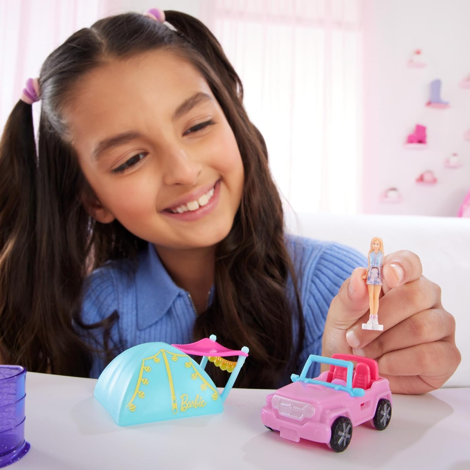 Barbie Mini Barbieland set de păpuși și vehicule de jucărie, păpușă de 1,5 inci și vehicul de jucărie iconic cu surpriză care își schimbă culoarea, HYF43 Papusi Naty Shop