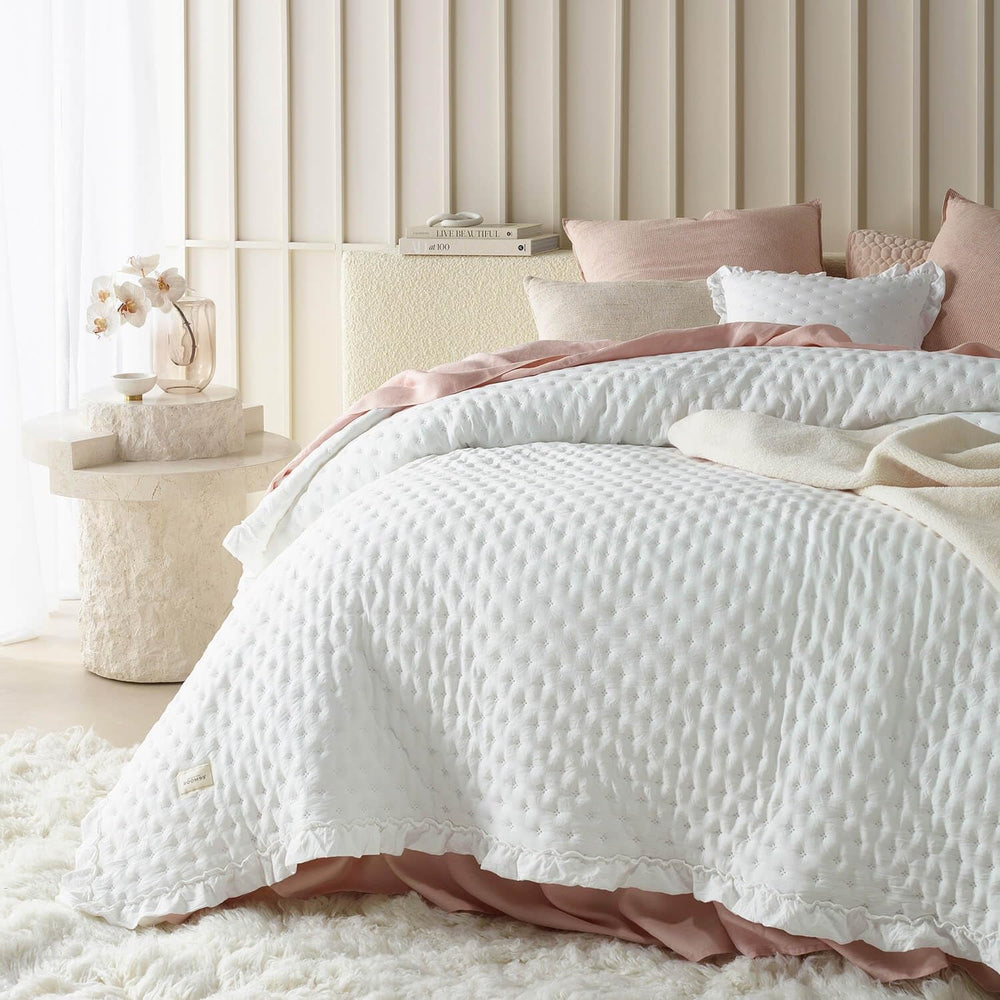 ROOM99 Molly elegante Tagesdecke in Weiß, 240 x 260 cm, vielseitige Tagesdecke als Tagesdecke oder Sofaüberwurf, Decke für Bett und Sofa, Deckenstil, ideal als Tagesdecke, Betten und Decken. Beuche den ROOM99-Store