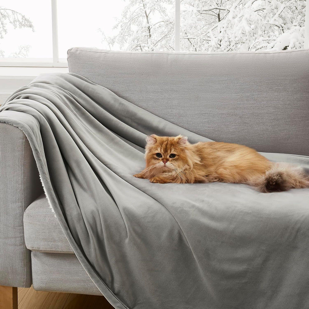 UGG 01465 Bliss Sherpa-Überwurfdecke, vollständig wendbar für Couch oder Bett, maschinenwaschbar, pflegeleicht, weicher Plüsch, übergroße Luxusdecken, 178 x 127 cm, Seal Naty Shop Bettdecken und Steppdecken