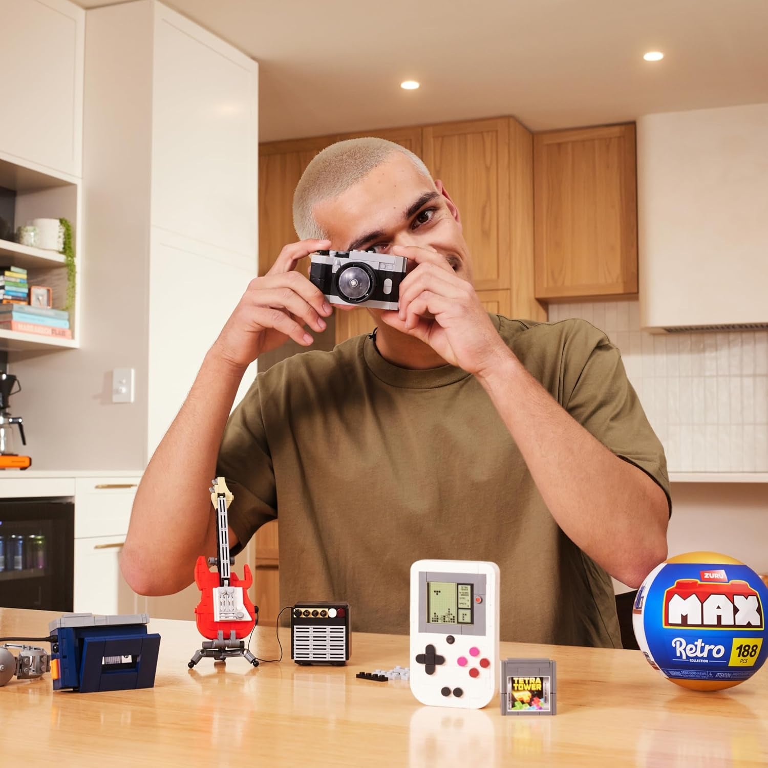 Max Build More Premium Retro Serie 2 (Camera & Handheld-Spielkonsole) von ZURU – Unboxing-Spielzeug & Klemmbausteine ​​​​Sammelfiguren Minis mit bis zu 340Teilen, 4 Retro Designs zum Bauen & Ausstellen