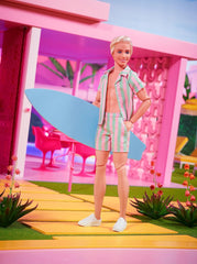Barbie the Movie - Doll Movies Fans, Ken Doll, păpușă de colecție cu placă de surf și adidași, corp mobil, păr blond platinat, potrivită ca cadou pentru copii de la 3 ani, HPJ97 Papusi Naty Shop