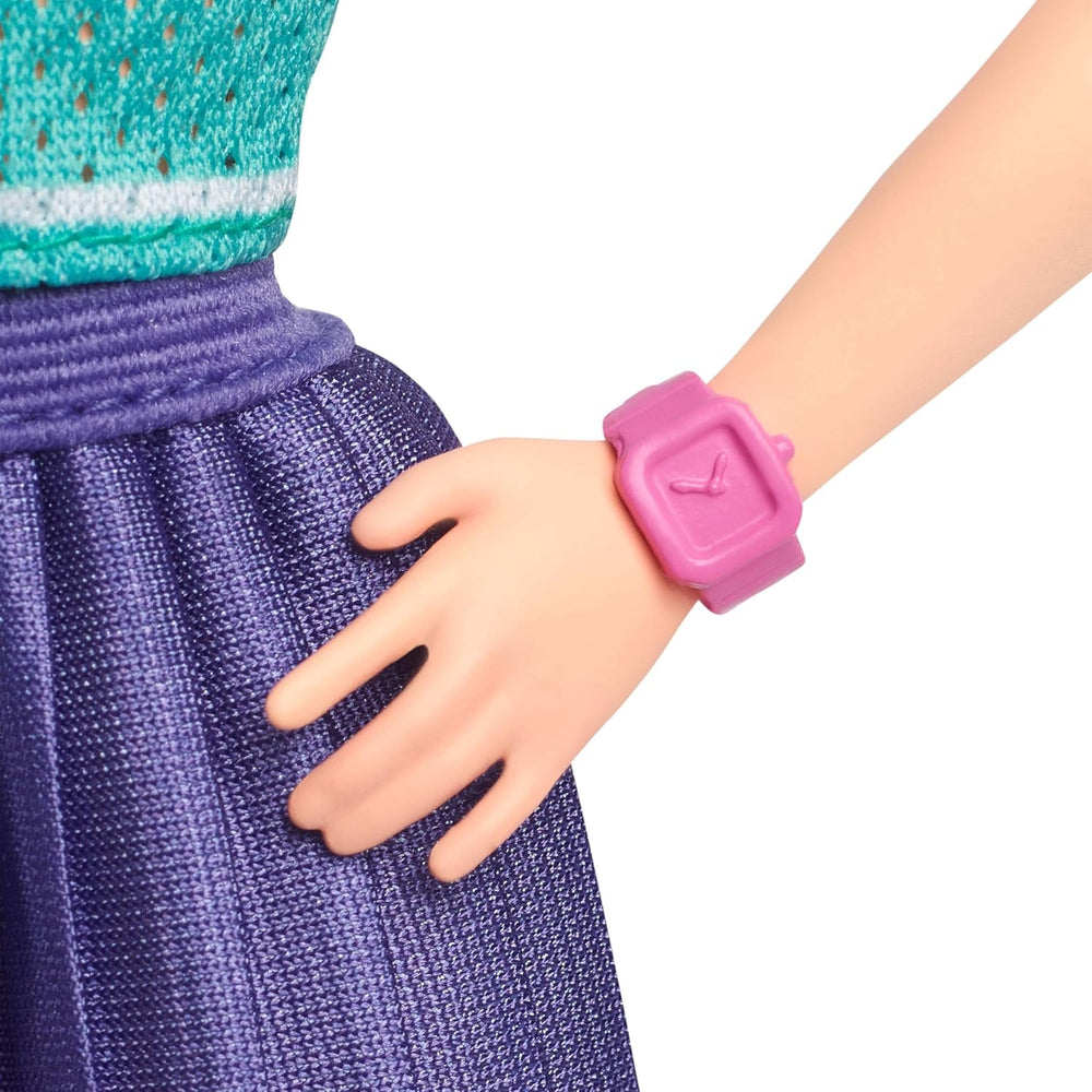 Păpușa Barbie Fashionistas nr. 232 cu păr roșu, top sport din jerseu cu imprimeu B, fustă plisată mov, ceas de mână și adidași, HYT90