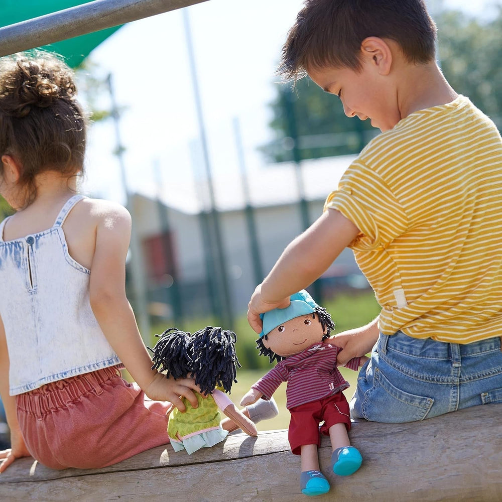 HABA 304576 - Păpușă Cari, 30 cm, Păpușă moale și textilă pentru copii de la 18 luni, Cu haine detașabile și păr lung Papusi Naty Shop