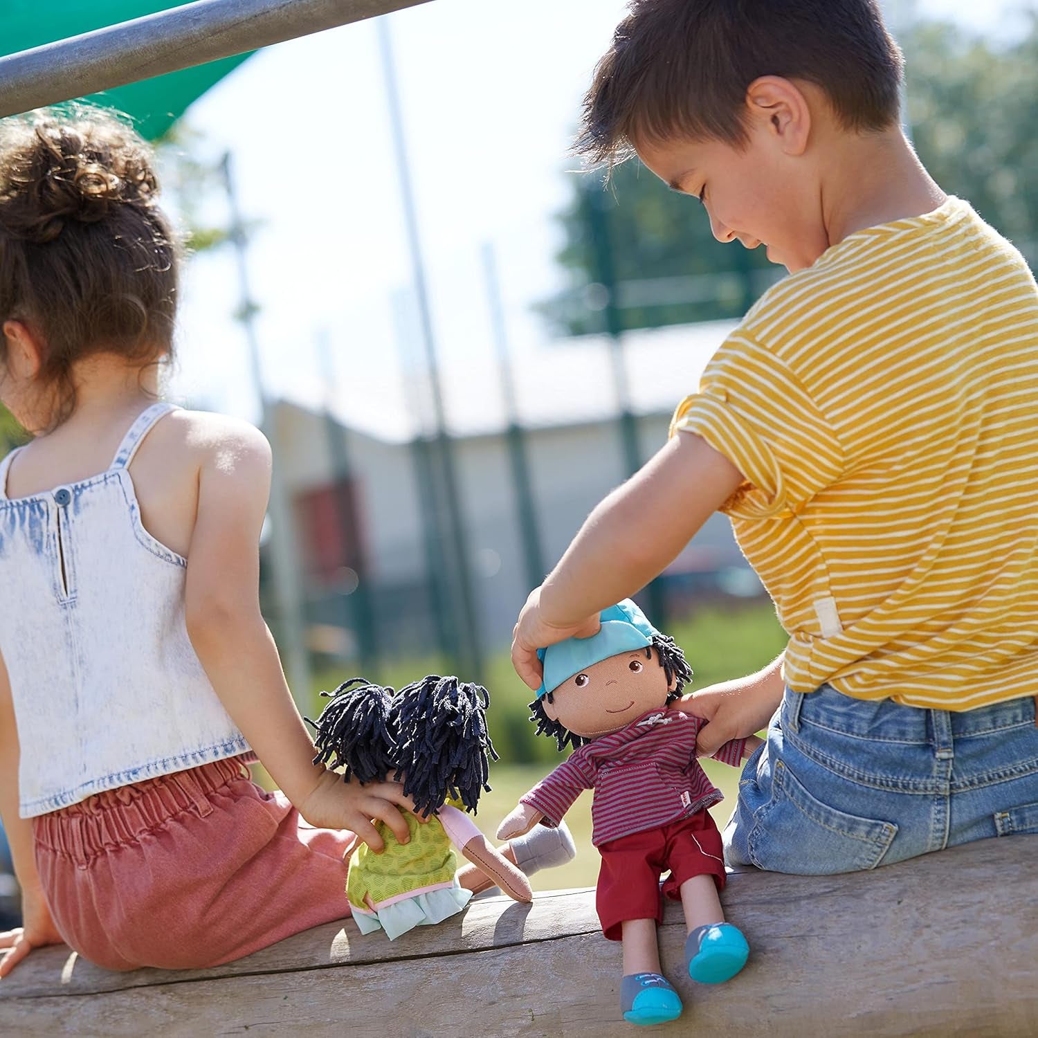 HABA 304576 - Puppe Cari, 30 cm, Weich- und Stoffpuppe für Kinder ab 18 Monaten, mit ausziehbarer Kleidung und Langen Haaren