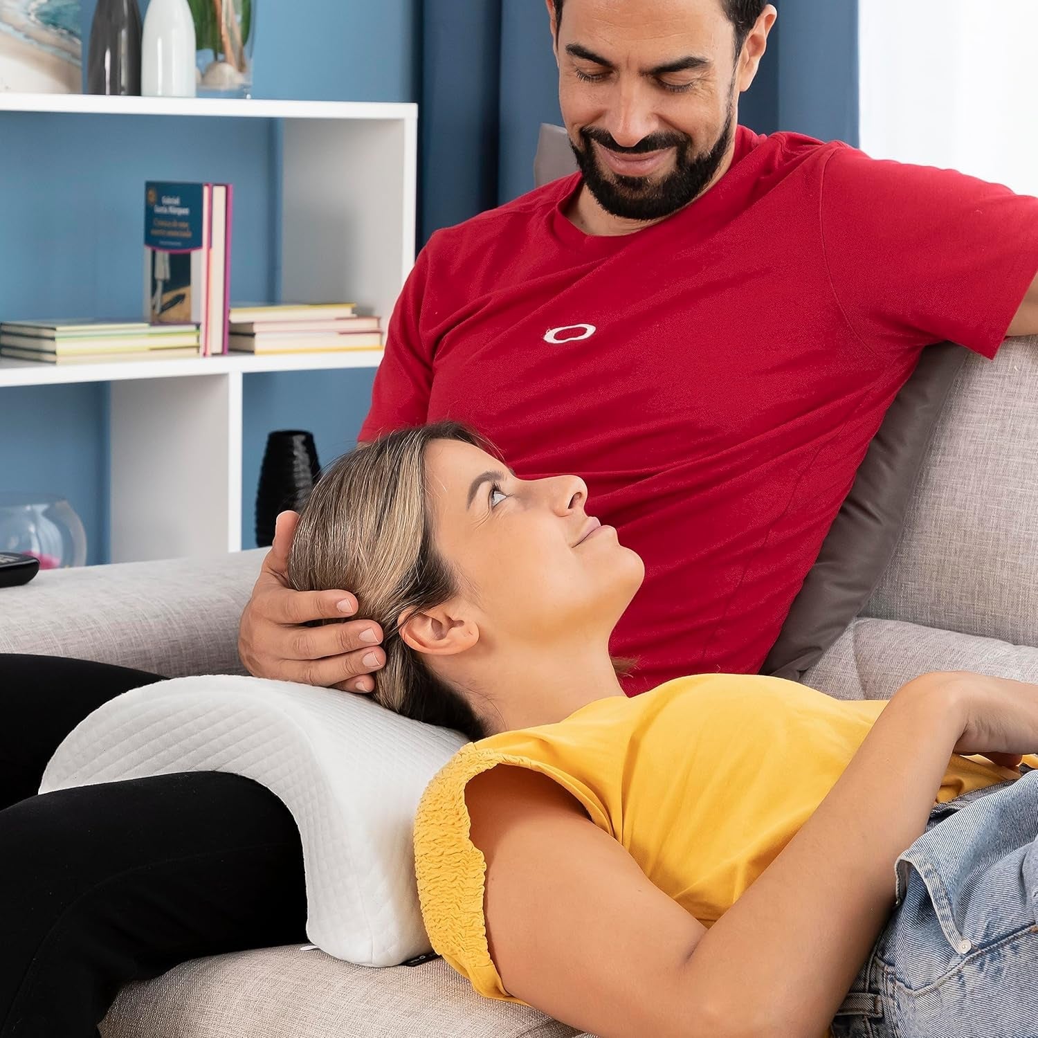 InnovaGoods - Pernă cervicală vâscoelastică pentru cupluri, Design ergonomic pentru relaxare în cuplu, Spumă cu memorie pentru ameliorarea presiunii, Husă detașabilă, Alb, 36 x 12,5 x 30,5 cm, Spumă cu memorie