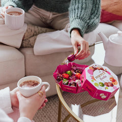 merci lovelies Creamy – 1 x 185g – Pralinenschachtel mit 4 gefüllten Schokoladenspezialitäten – Schokokugeln zum Teilen und Verschenken