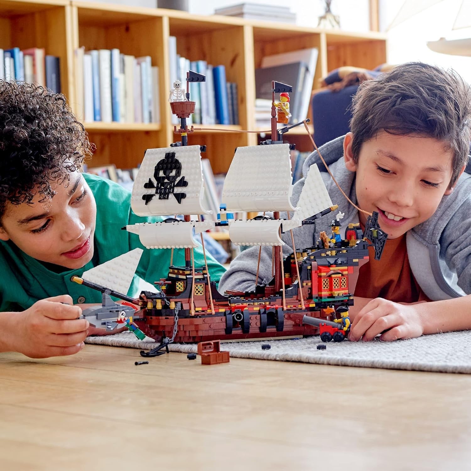 Set navă pirat LEGO Creator 3 în 1, jucărie cu 3 opțiuni de construcție, construiește o tavernă pirat sau o insulă pirat cu craniu, include 3 minifigurine pentru aventuri de rol 31109 Seturi de constructie Besuche den LEGO-Store