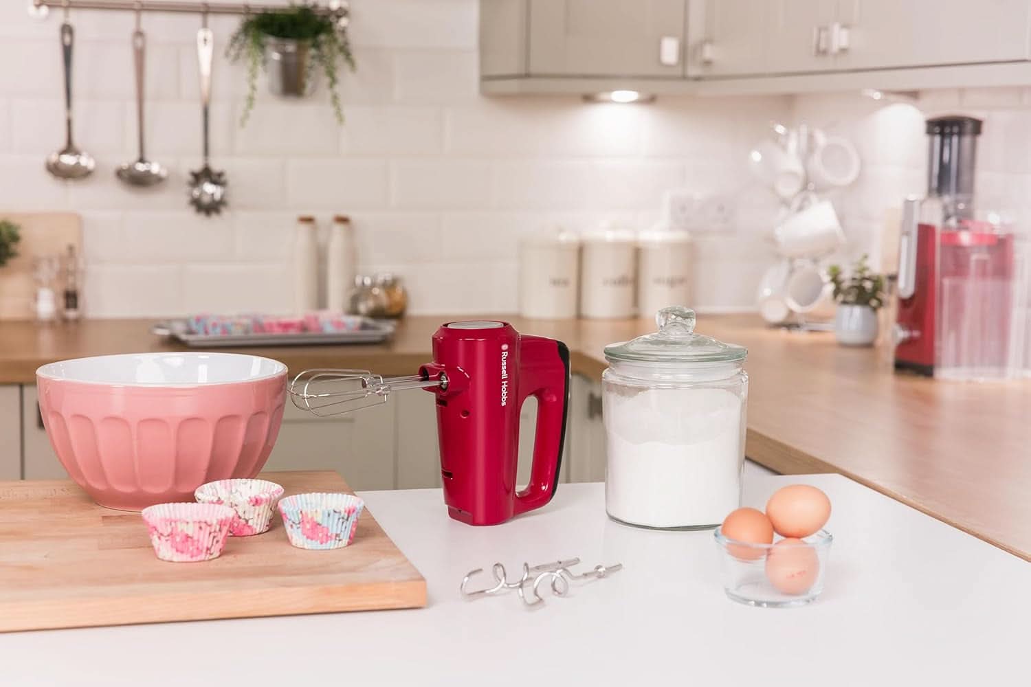 Russell Hobbs Handmixer [Handrührgerät] Desire Rot (5 Geschwindigkeitsstufen+Turbofunktion, 2 Spülmaschinengeeignete Rührbesen & Knethaken, Auswurftaste, Aufrechte Parkposition) Handrührer 24670-56 Bucatarie Naty Shop