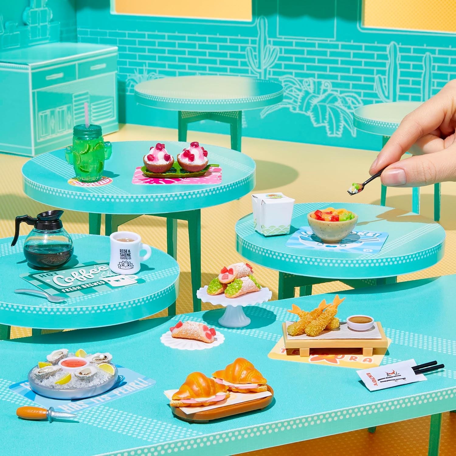 MGA's Miniverse Make It Mini Cafe Serie 6 – Mini-Sammlerstücke aus Harz zum Selbermachen und Ausstellen, mit Nachgebildeten Zutaten, Nicht Essbar – für Sammler und Kinder ab 8 Jahren