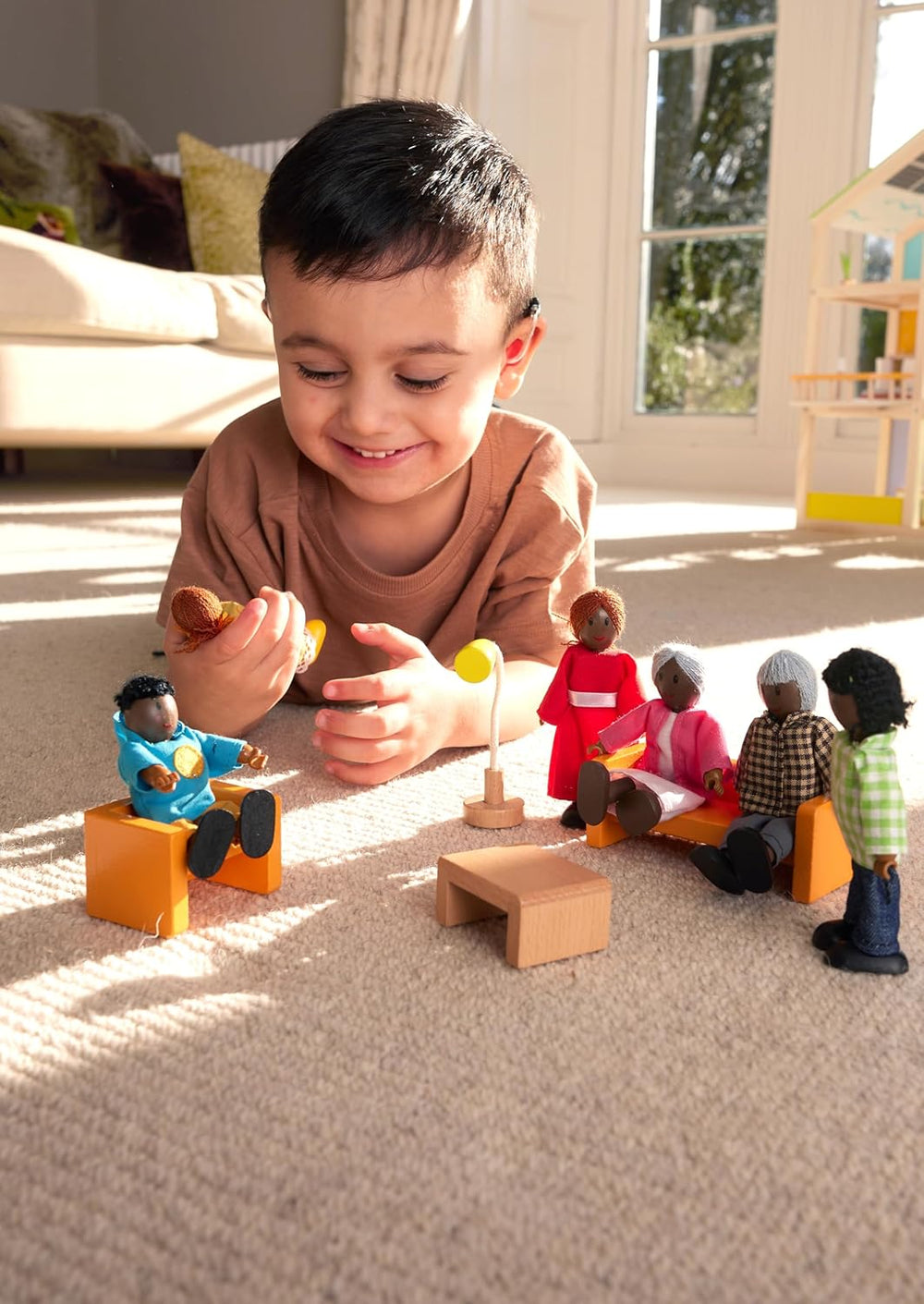 Hape Doll Family – Set de accesorii pentru casă de păpuși cu 6 piese, culoare piele închisă, cu figurine din lemn și material textil, joc de rol, jucărie educativă, jucărie interactivă de învățare pentru copii cu vârsta de 3 ani și peste