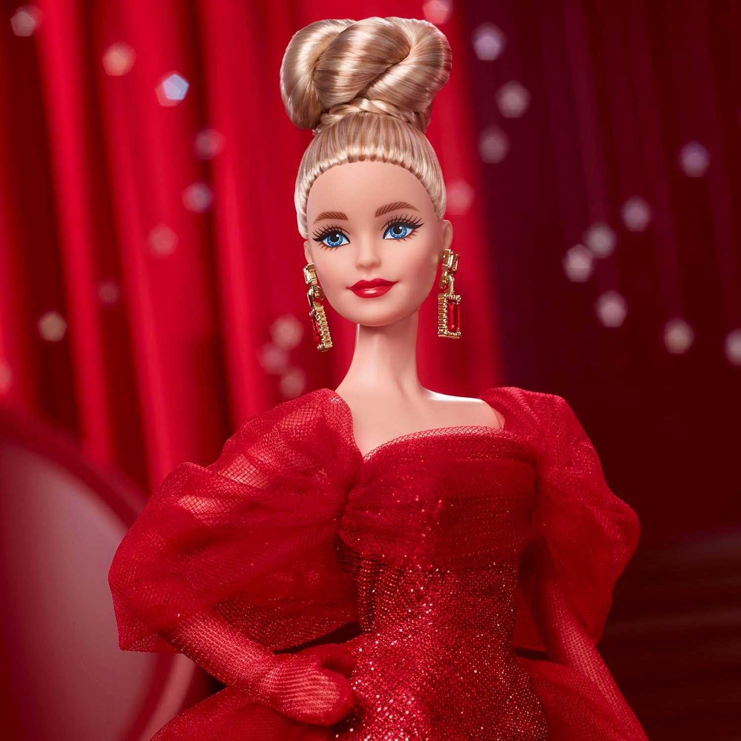 Păpușa Barbie Signature, figurină de colecție Mattel aniversară de 80 de ani, într-o rochie strălucitoare din tul roșu, cu cercei în formă de lacrimă și mănuși delicate, păr blond, JBJ17