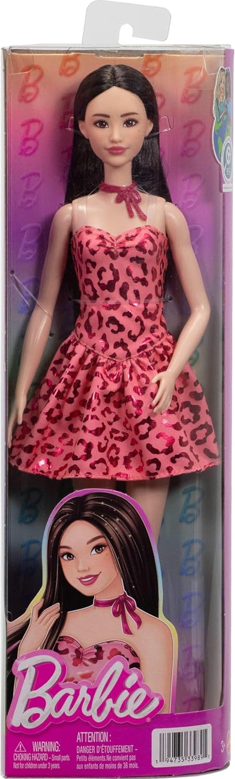Păpușa Barbie Fashionistas nr. 246 într-o rochie roz, fără bretele, cu imprimeu leopard, cu păr negru și accesorii precum un colier cu fundă și cizme, JJN59
