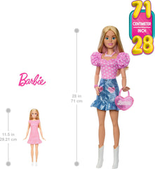 Păpușă Barbie la modă, blondă, 71 cm, cu haine detașabile, top roz, fustă din denim și cizme de cowboy, colier și geantă de mână, HYT84