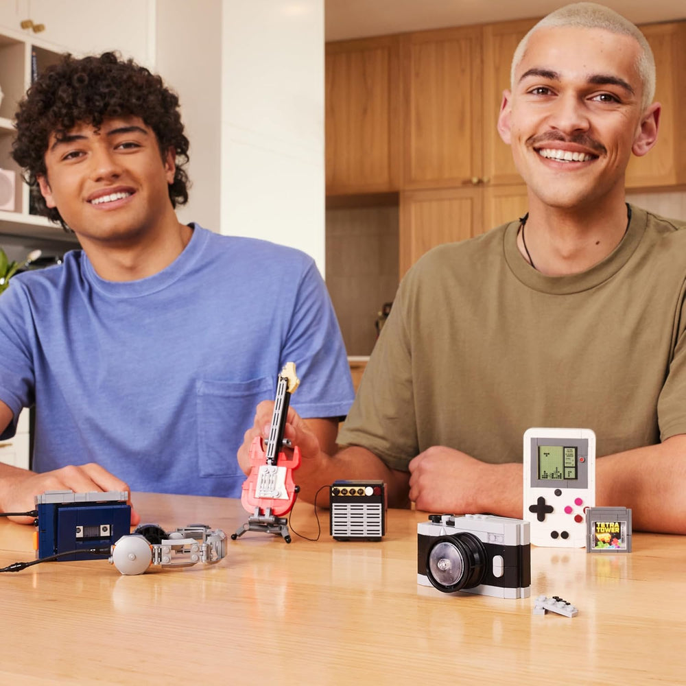 Max Build More Premium Retro Serie 2 (Camera & Handheld-Spielkonsole) von ZURU – Unboxing-Spielzeug & Klemmbausteine ​​​​Sammelfiguren Minis mit bis zu 340Teilen, 4 Retro Designs zum Bauen & Ausstellen
