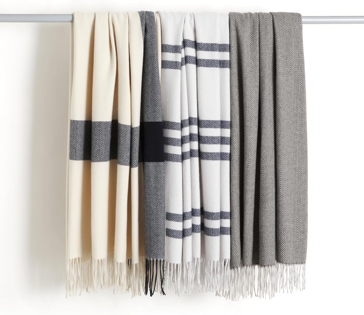 Amazon Basics Überwurfdecke, leichtes, recyceltes Polyester, Raumdekor-Kuscheldecke, 127 x 152 cm, elfenbeinweiß mit blauem Muster. Karierte Betten und Decken. Besuchen Sie den Amazon Basics-Store