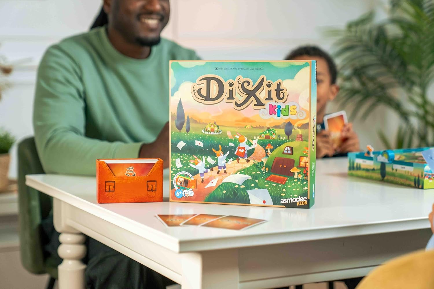 Asmodee Kids – Dixit Kids, Brettspiel für Fantasie und Fantasie für Kinder und die ganze Familie, illustrierte Spielkarten, 3-6 Spieler, ab 6 Jahren, 25 Min., italienische Ausgabe