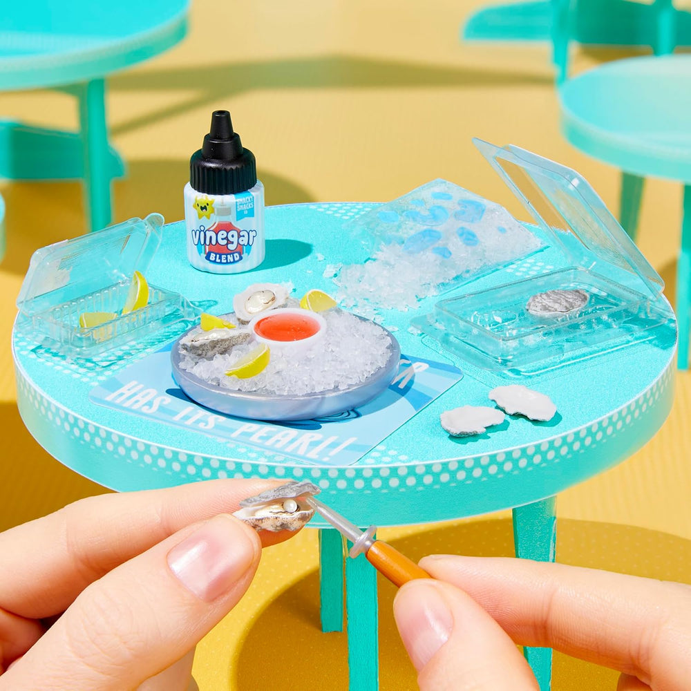 MGA's Miniverse Make It Mini Cafe Serie 6 – Mini-Sammlerstücke aus Harz zum Selbermachen und Ausstellen, mit Nachgebildeten Zutaten, Nicht Essbar – für Sammler und Kinder ab 8 Jahren