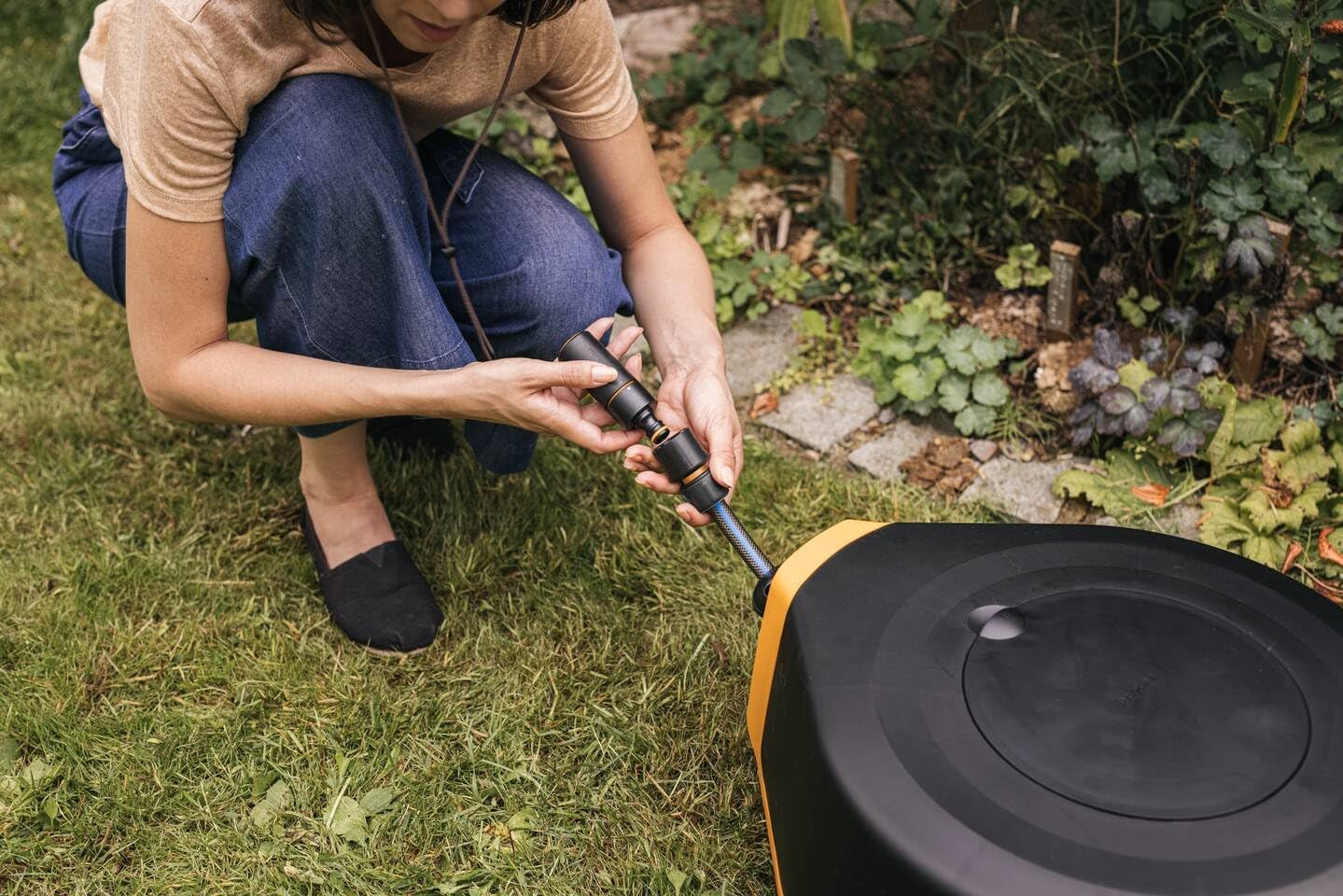 Fiskars Waterwheel XL, Set de udare all-inclusive, Rază totală de acțiune de 25 m, Retragere automată, Furtun de grădină universal (Ø 13 mm), Conector universal pentru robinet, Negru/Portocaliu, Seria X, 1067549