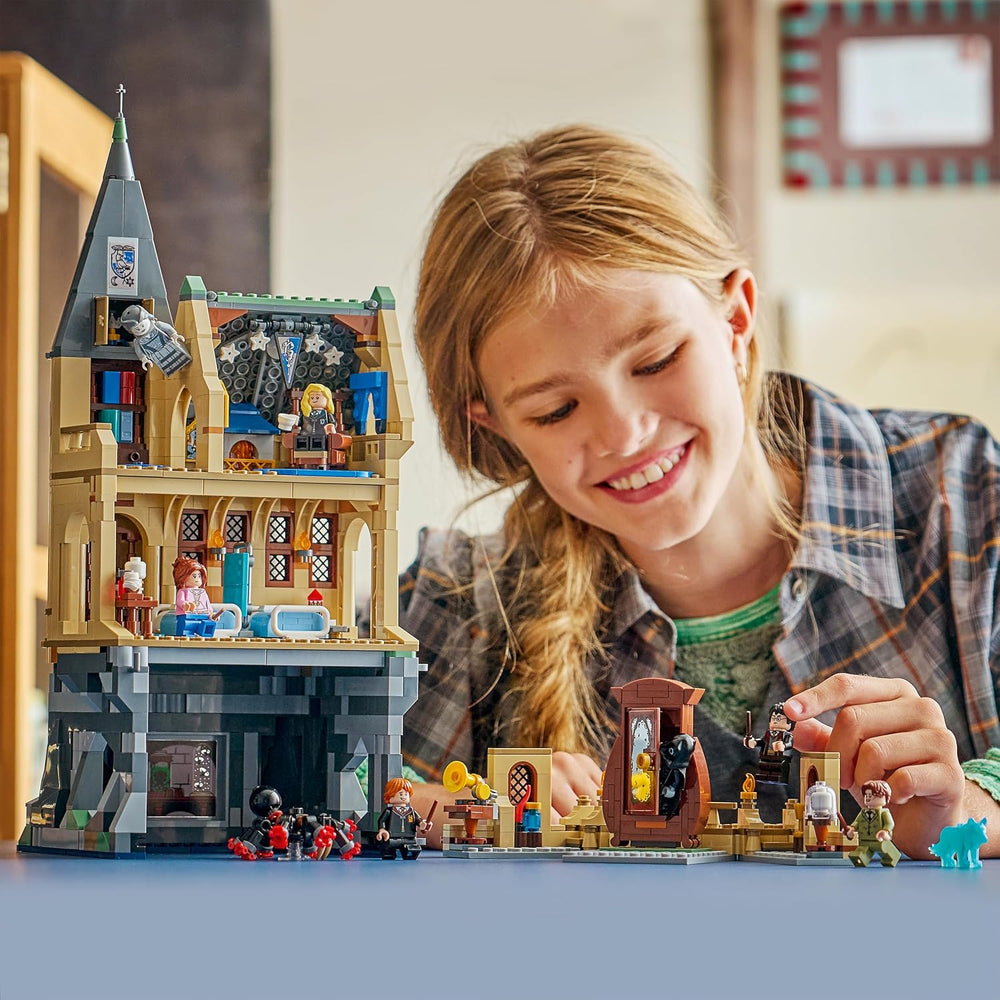 LEGO Harry Potter Schloss Hogwarts: Krankenflügel – DIY Set mit 7 Minifiguren – Modellbau mit Hermine und Ron Figuren – Kreatives Geschenk für Mädchen, Jungen und Fans ab 9 Jahren – 76463