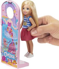 Barbie GHV82 - Chelsea Fairground Playset Cu Păpușă, Aprox. 15 Cm, Blondă, Cu Modă Și Accesorii, Cu Roată Ferris, Mașini Bumper, Pui Și Mai Mult, Jucărie Cadou Pentru Copii De La 3 La 7 Ani Papusi Naty Shop