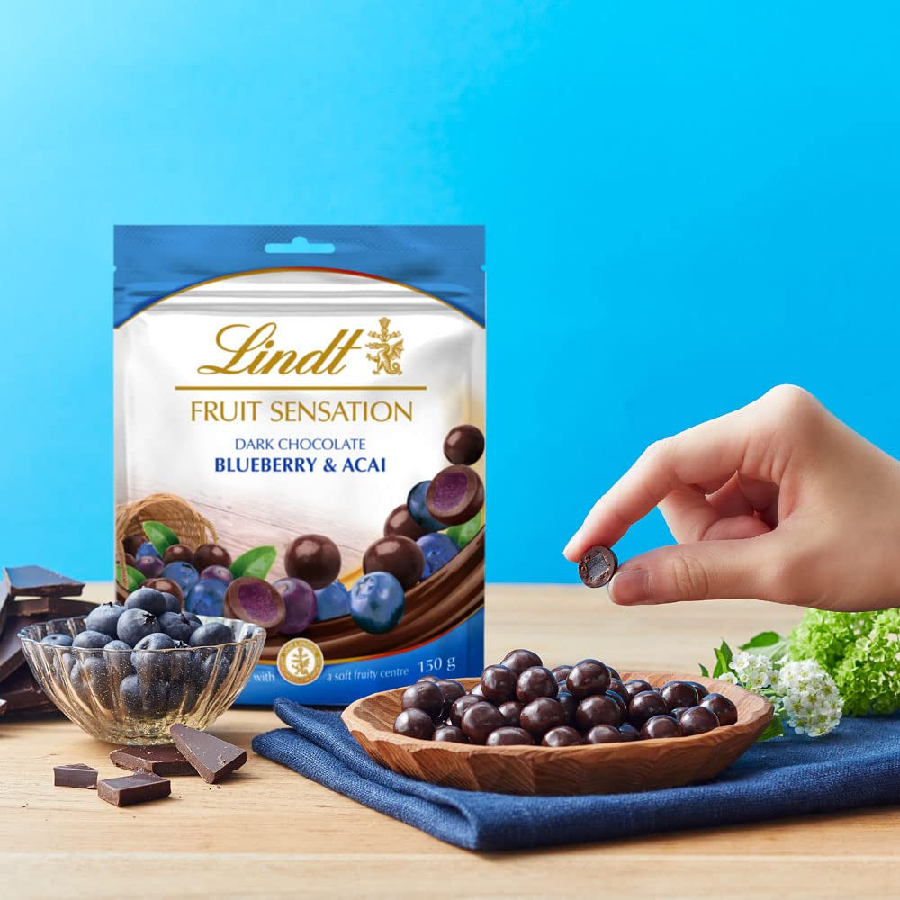 Lindt Chocolate Sensation Fruit Blueberry und Acai | 150 g | Dunkle Schokoladenkugel mit raffinierter Fruchtfüllung auf Apfelbasis | Geschenk aus Schokolade | Schokoladengeschenk