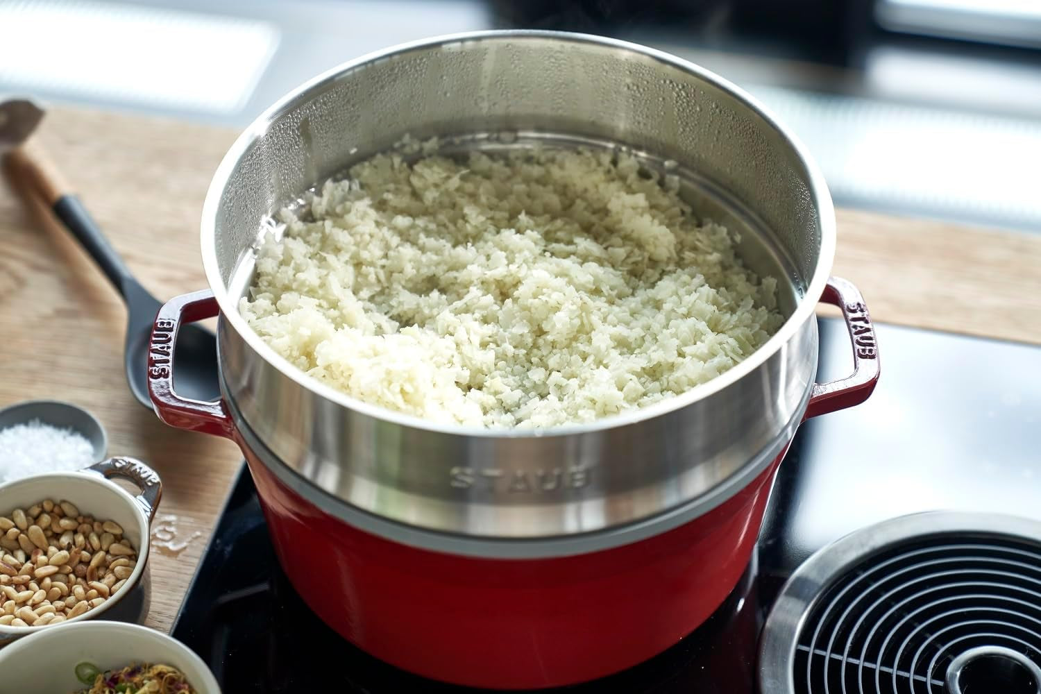 STAUB Gusseisen Bräter/Cocotte, Mit Dämpfeinsatz Aus Edelstahl, Rund 26 Cm, 5,2 L, Aromaregen Funktion Für Optimale Befeuchtung, Für Alle Herdarten Inkl. Induktion & Backofen, Kirschrot, Rot Formen und Backbleche zum Backen Naty Shop