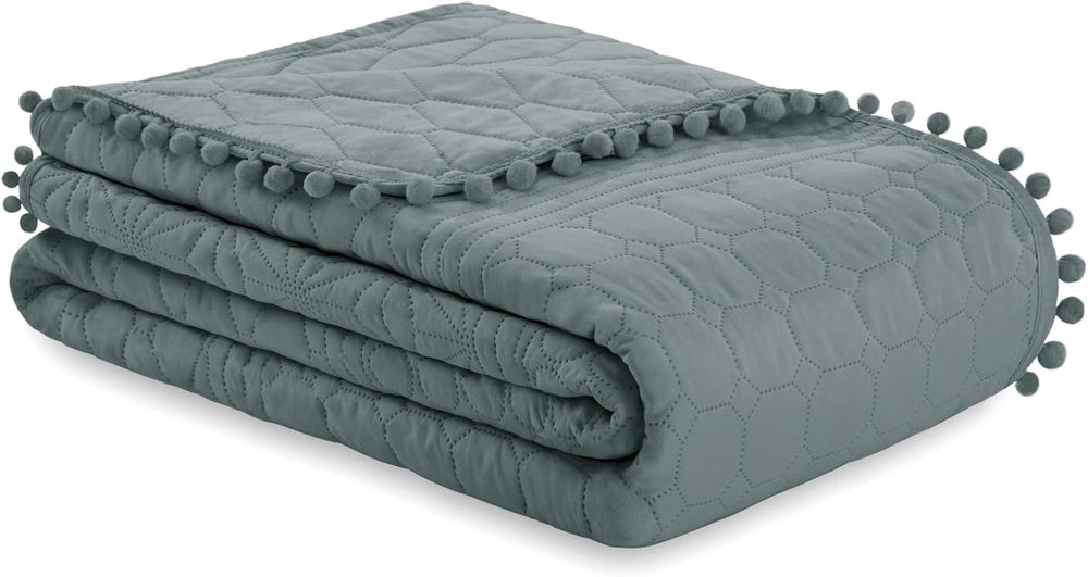 Ameliahome Tagesdecke mit Pompons 220 x 240 cm, doppelseitige Tagesdecke, Ultraschall-Steppung, Polyester, Meadore, Grau, Betten und Decken. Besuchen Sie den AmeliaHome-Store