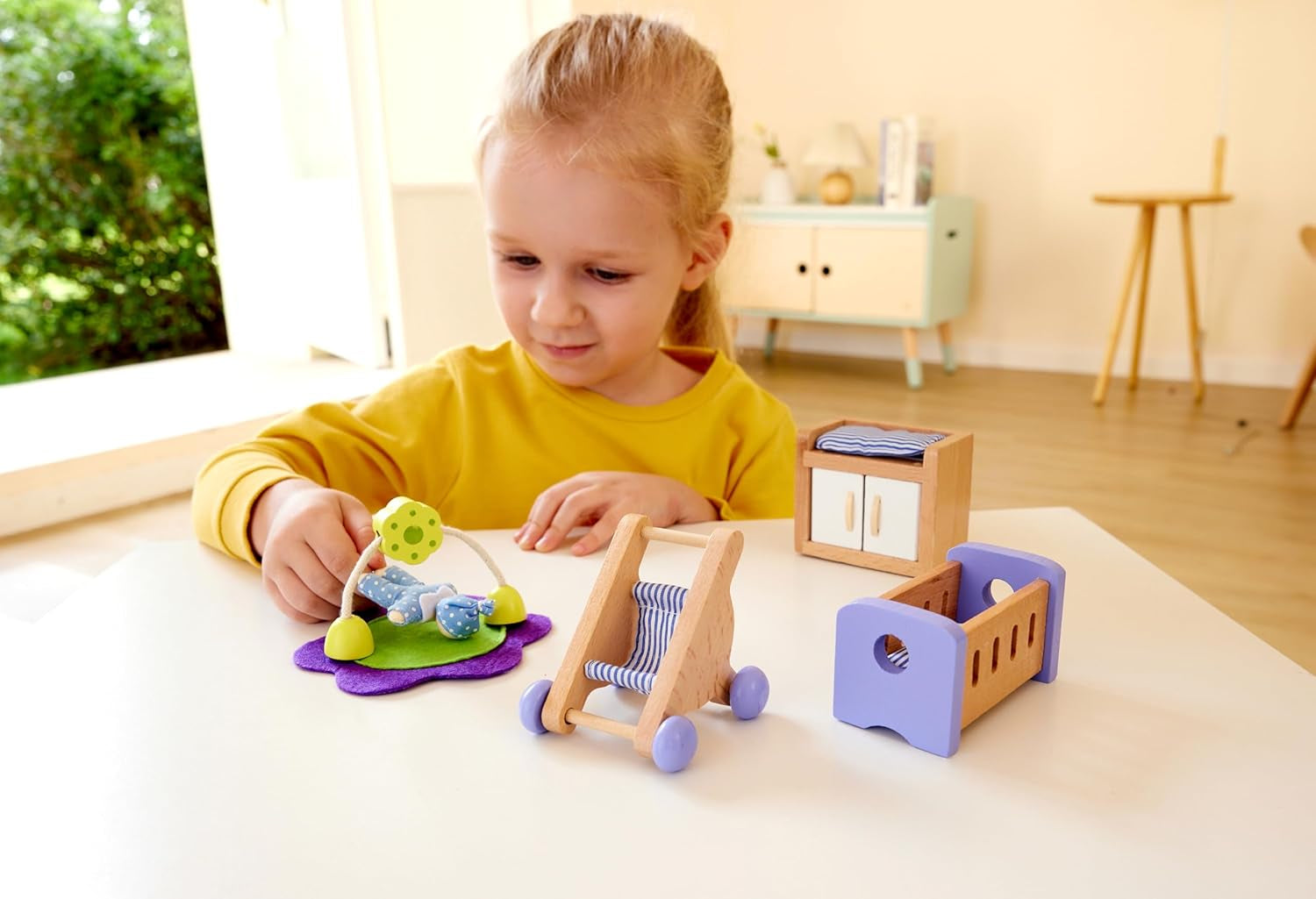 Hape Baby Room – Set cameră de păpuși din lemn, mobilier pentru păpuși pentru copii, accesorii pentru casă de păpuși pentru copii mici, cameră de copii în miniatură cu leagăn și accesorii, joc de rol de la 3 ani