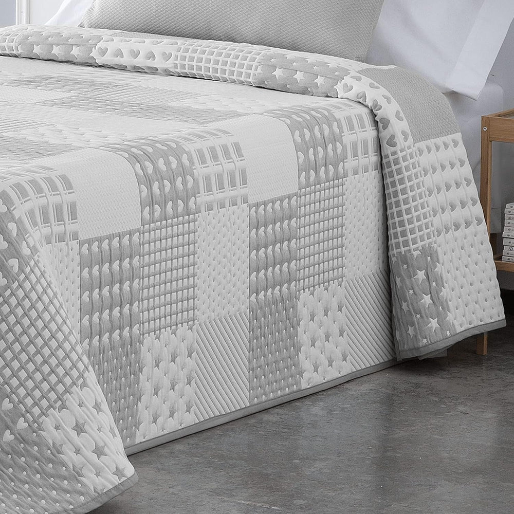 Leichte Bettdecke Sofia 21 für Doppelbetten mit 180 und 200 cm, Bettdecke für Betten mit 180 und 200 cm, graue Betten und Decken. Besuchen Sie den VIALMAN-Store