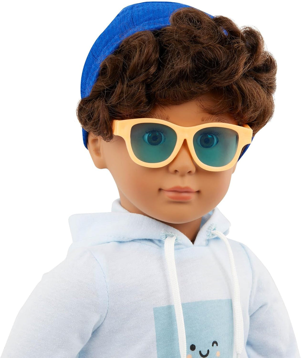 Our Generation – Milo – Păpușă băiat 46 cm – Ochi căprui realiști și păr castaniu creț – Bagaj cu roți și accesorii de călătorie – Joc de simulare – Jucărie pentru copii cu vârsta de 3 ani și peste