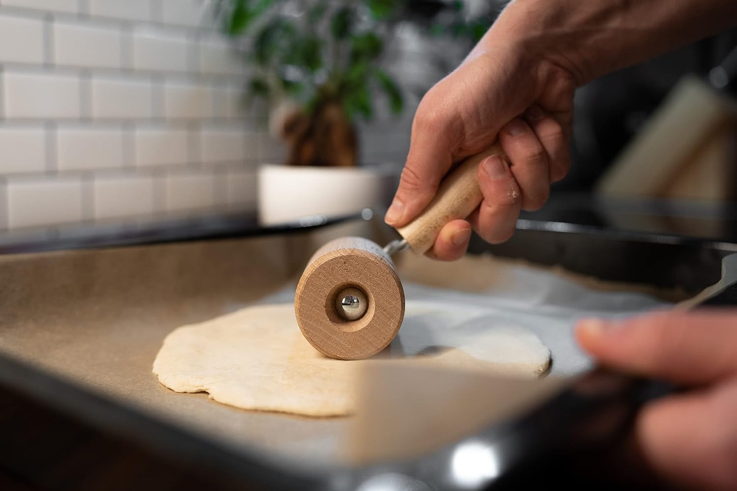 Chinchilla® Backblechroller/Teigroller zylindrisch aus Buchenholz | Der stabile Helfer für die Küche | Hergestellt in Deutschland | Nachhaltige Qualität aus Deutschland | 18 x 5 cm