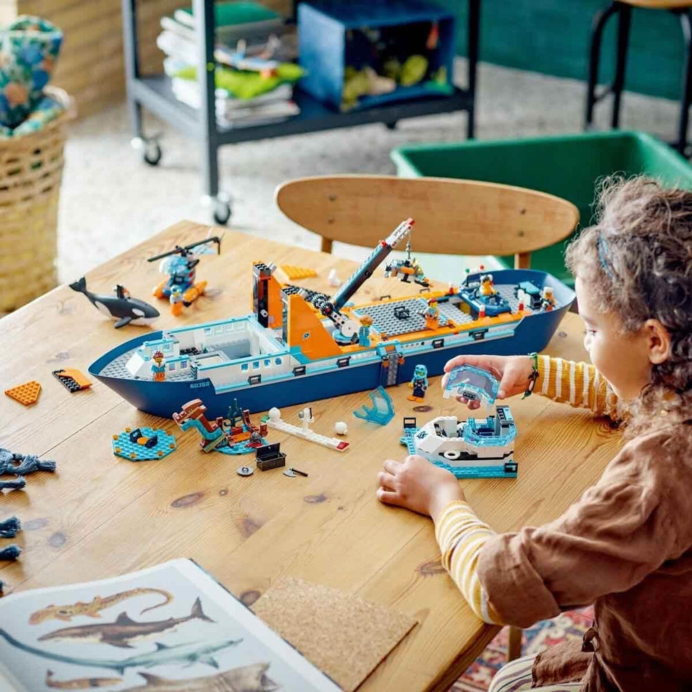 LEGO City Arktisches Forschungsschiff, großes schwimmendes Spielzeugboot mit Hubschrauber, Schlauchboot, Rov-U-Boot, Wikingerwrack, 7 Minifiguren und Orca-Figur, Geschenk für Kinder ab 7 Jahren 60368 Bausets Besuchen Sie den LEGO-Store