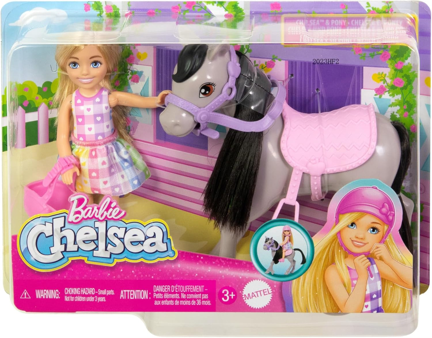 Barbie Chelsea und Pony-Puppe und Ponys – reiten beim Spielen, um sicher auf dem Pferd zu sitzen, rosa Sattel und Stöcke, inklusive Helm und süßem karierten Kleid, ab 3 Jahren, HTK29 Naty Shop-Puppen