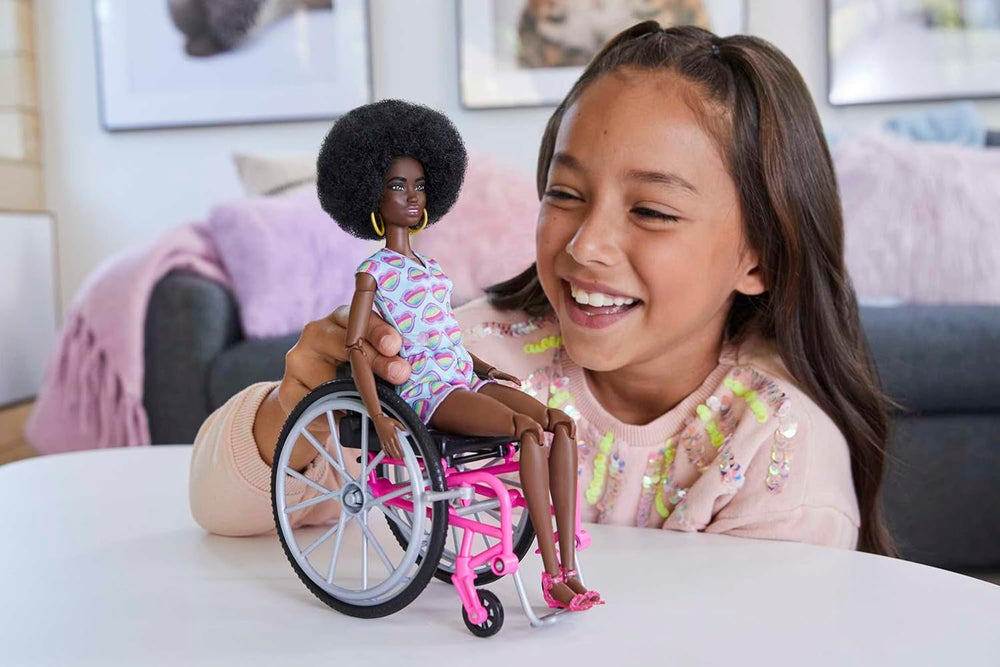 Barbie Fashionistas, păr negru, scaun cu rotile cu salopetă colorată, scaun cu rotile cu rampă, păpușă inclusă, cadou pentru copii, jucărie pentru vârsta de 3 ani și peste, HJT14