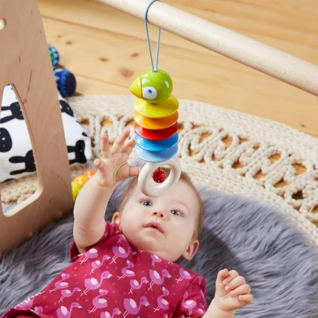 HABA 305230 - Papagal agățat, jucărie pentru copii pentru scaunul auto, antrenor de joacă, pătuț și cărucior, cu clopoțel, jucărie din lemn de la 6 luni Jucarii Bebe Naty Shop